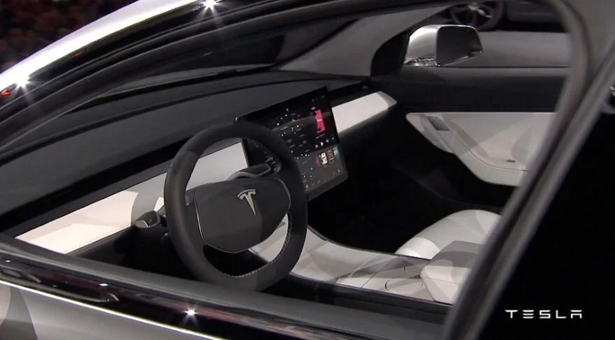 Elektrikli araba Tesla Model 3’te gösterge yok