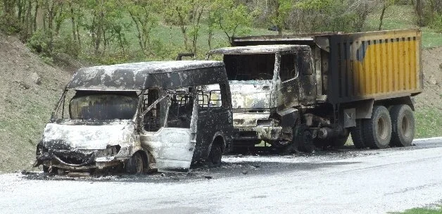 PKK’lılar kamyon ve minibüs yaktı